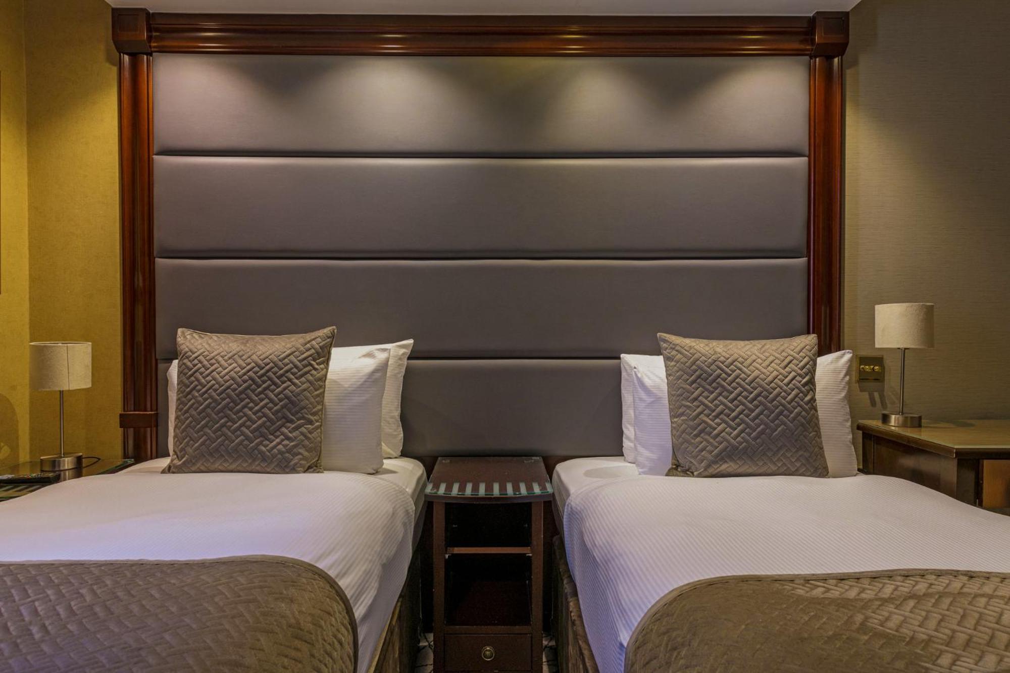 Club Twin,1586828186:JPEG