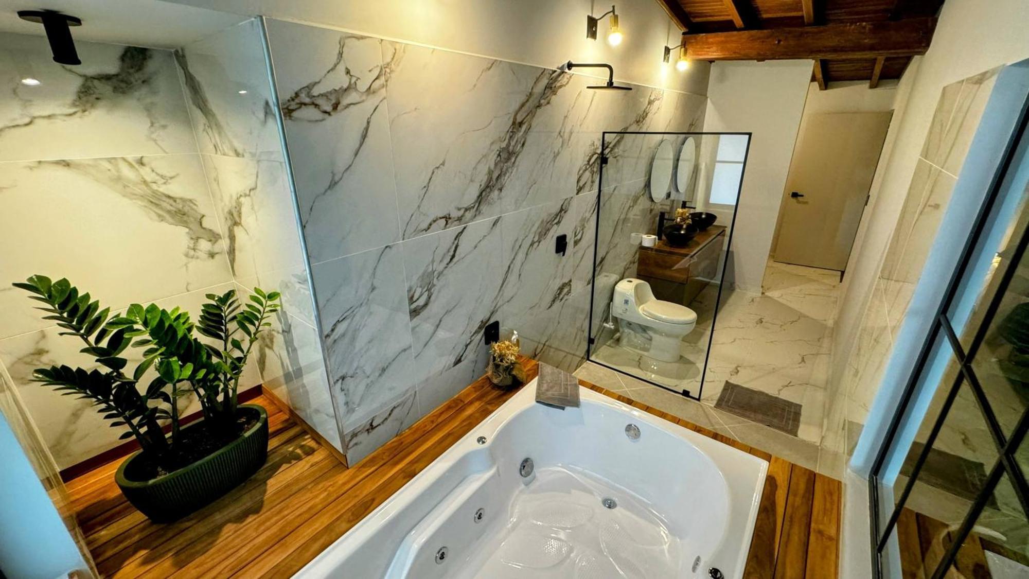 Suite con bañera de hidromasaje y cama grande