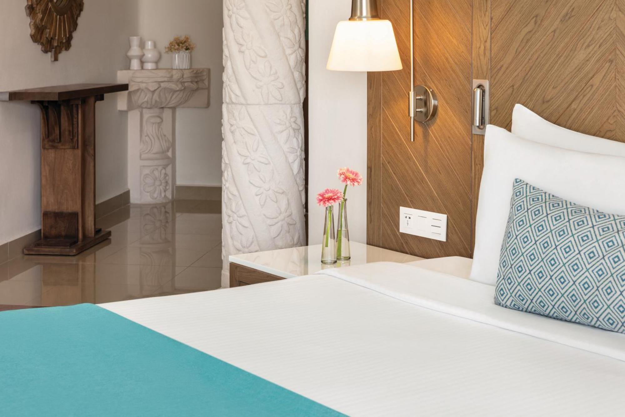 Junior Suite 1 King Bed Oceanview