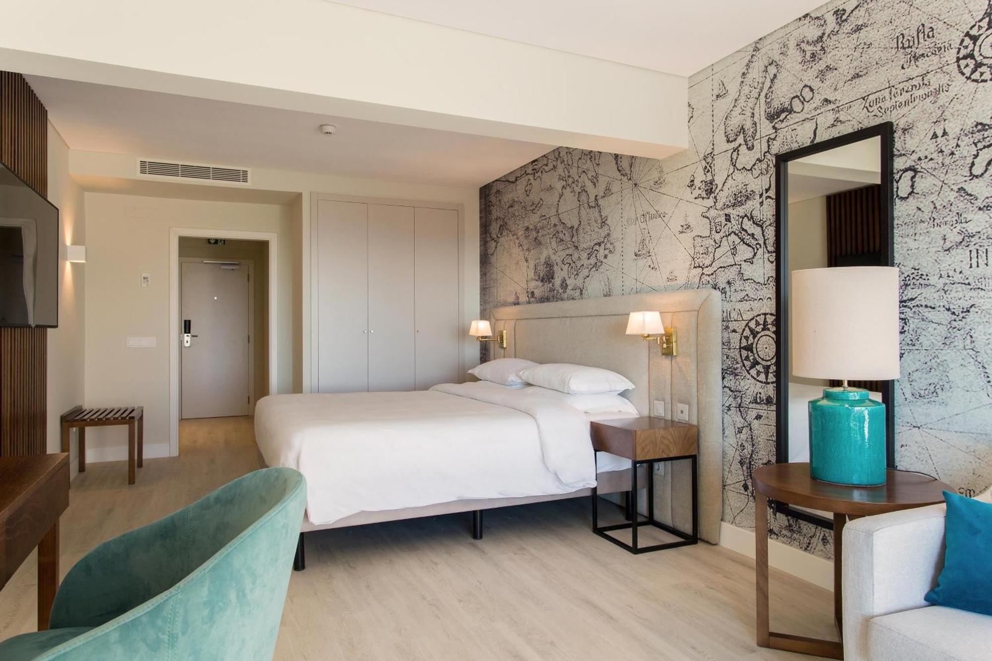 Quarto Familiar com 1 Cama Queen-size, Sofá-cama e Varanda