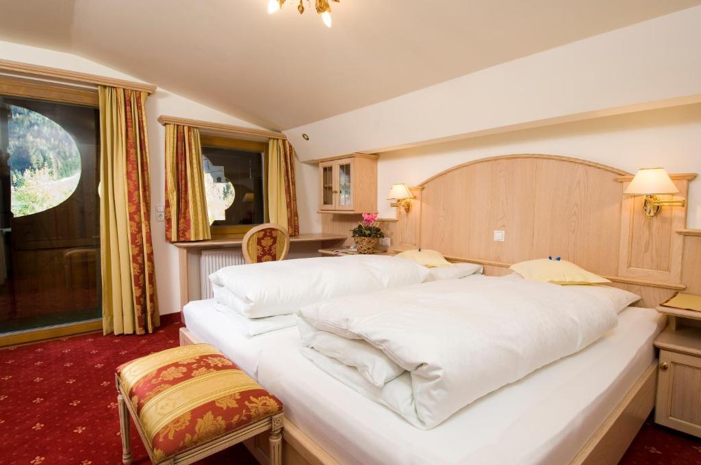 Double Room with Balcony and Garden View