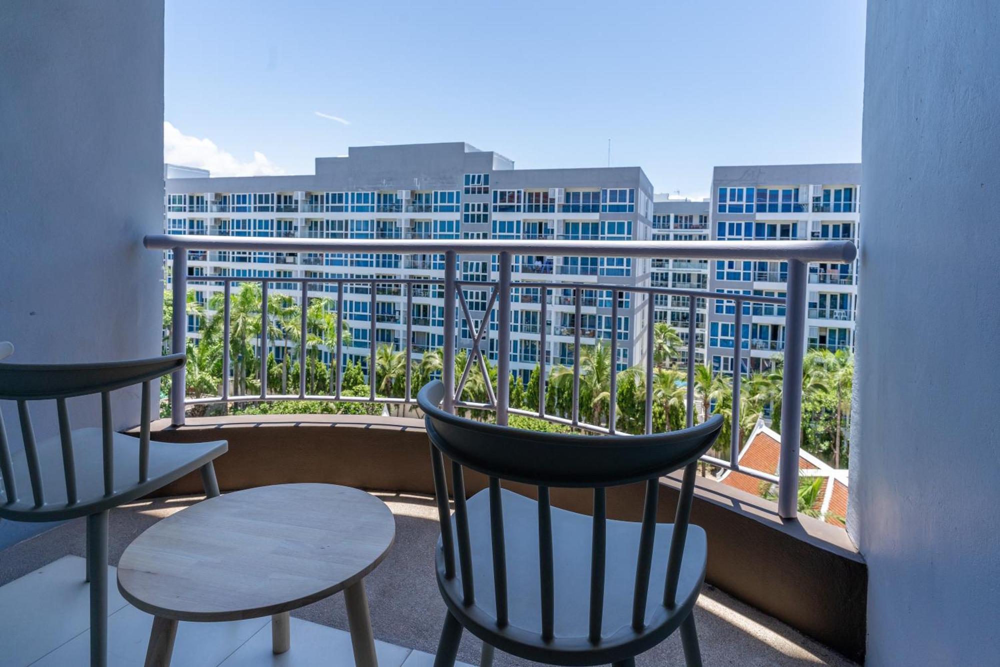 Chambre Lits Jumeaux de Luxe avec Balcon - Vue sur Piscine