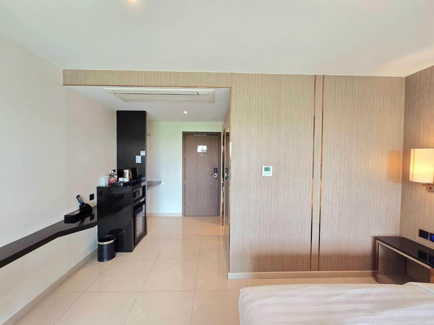 Deluxe King Room with Balcony,1630009693:JPEG
