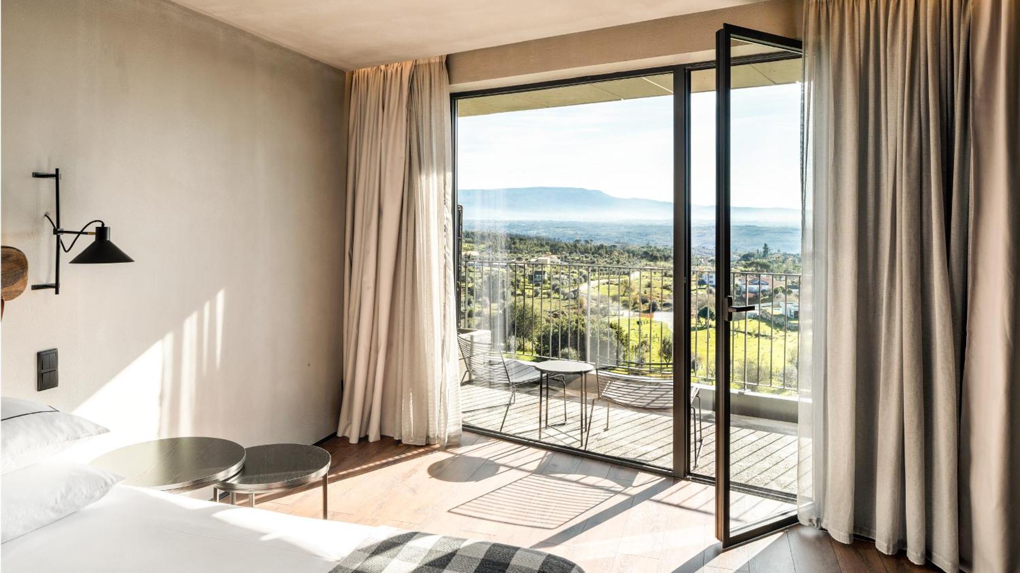 Deluxe Double or Twin Room Balcony Mountain View