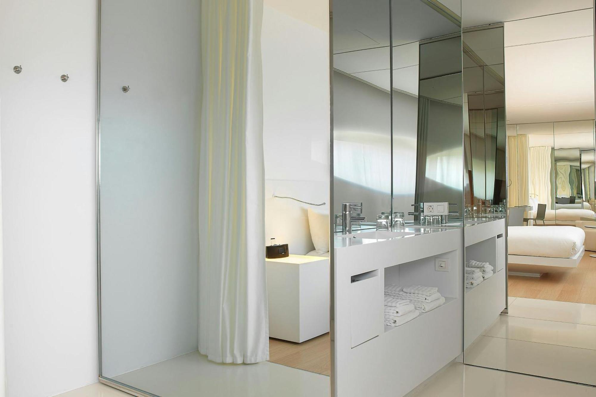 Suite Junior con cama extragrande y vistas a la ciudad