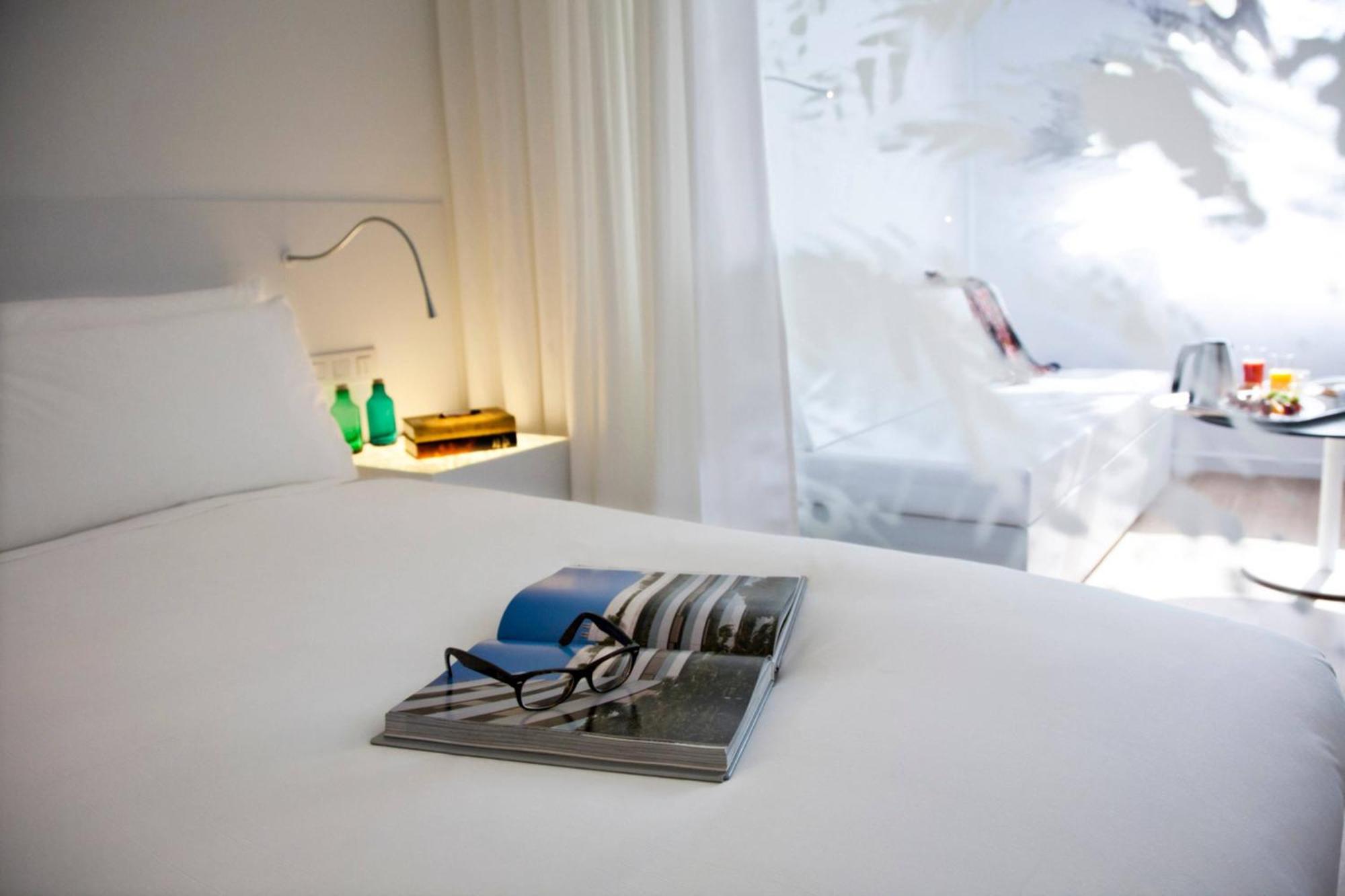 Habitación Prémium con cama extragrande, sofá cama y vistas a la ciudad