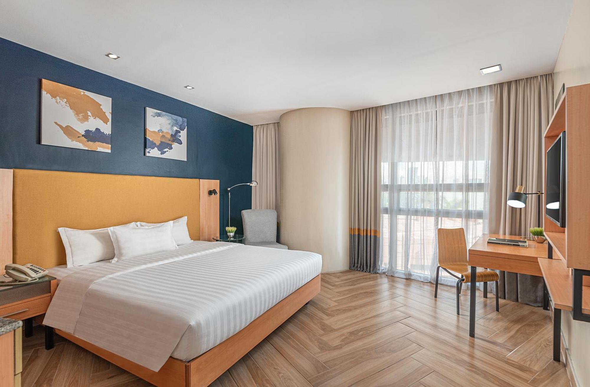 Deluxe Queen Room