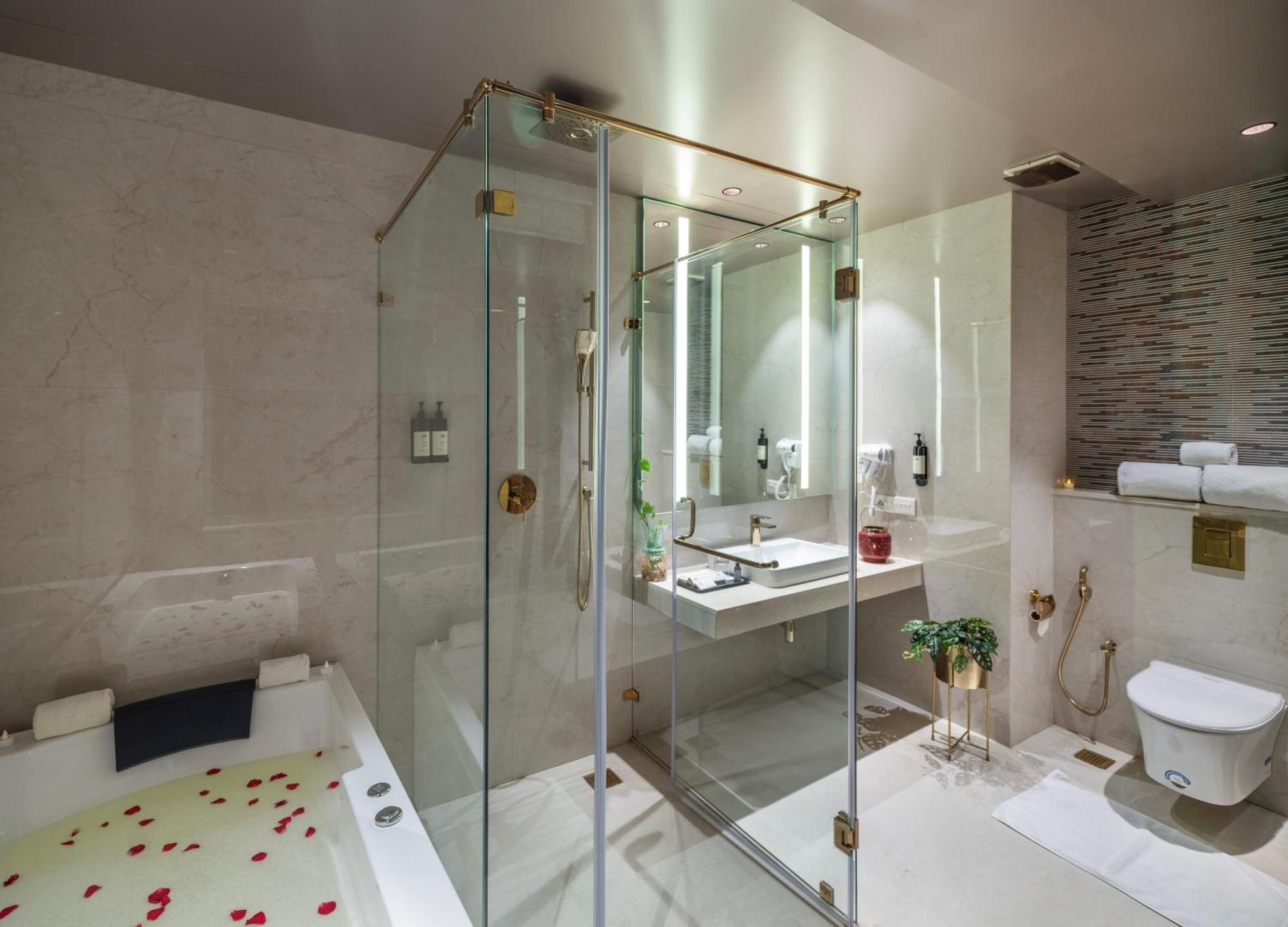 Room with Jacuzzi,1645666011:JPEG