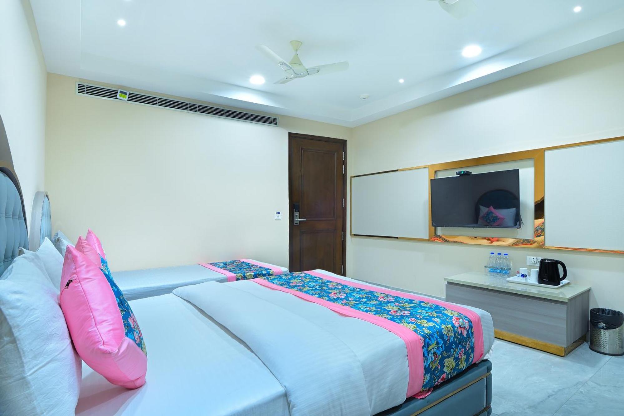 Family Suite Room 1 King Bed + 1 Single Bed