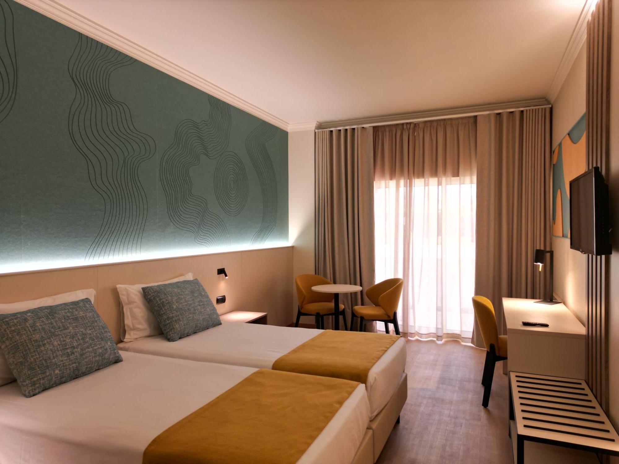 Habitación Doble con vistas laterales al mar (2 adultos)