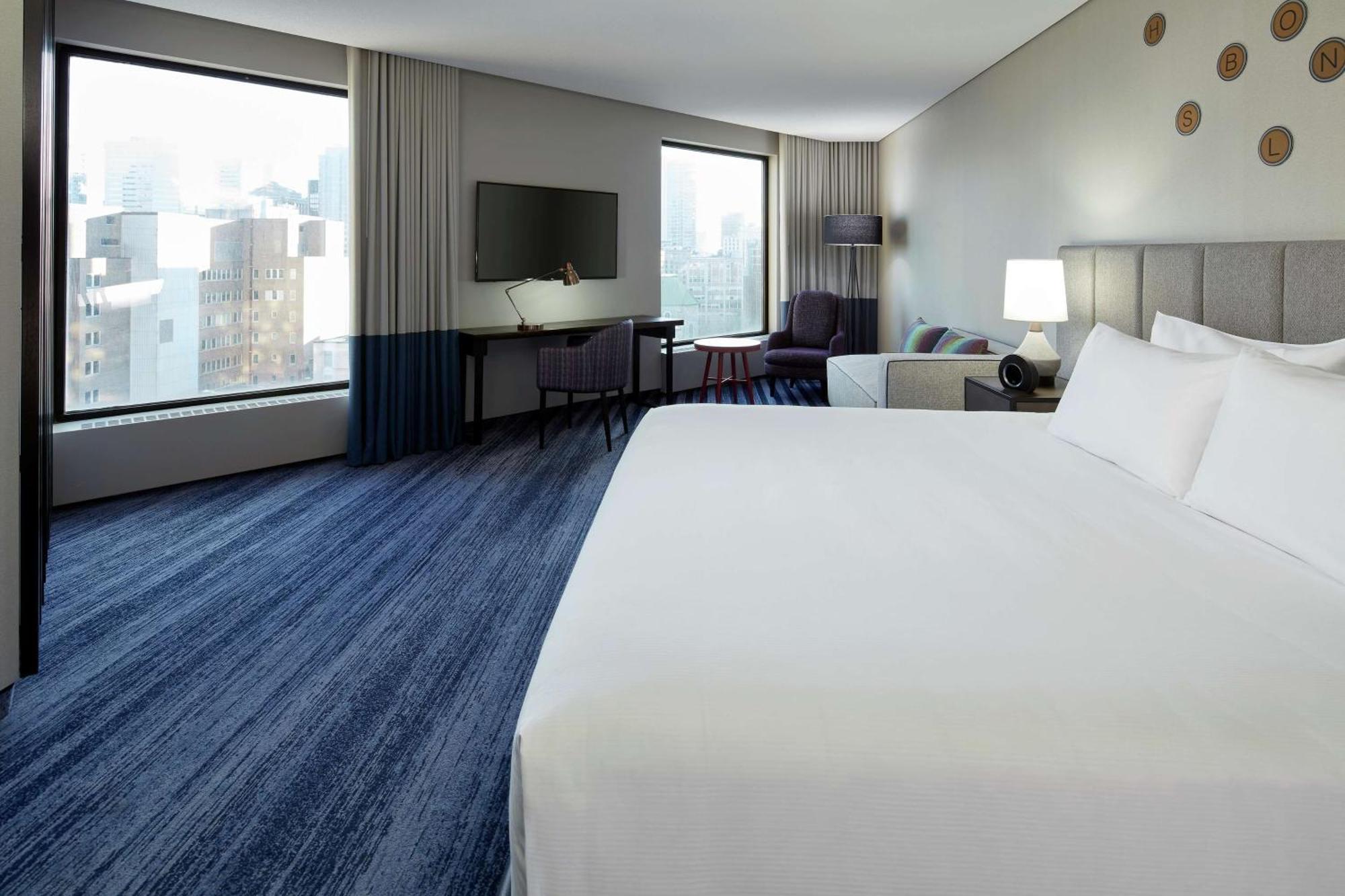 Corner King Room City View