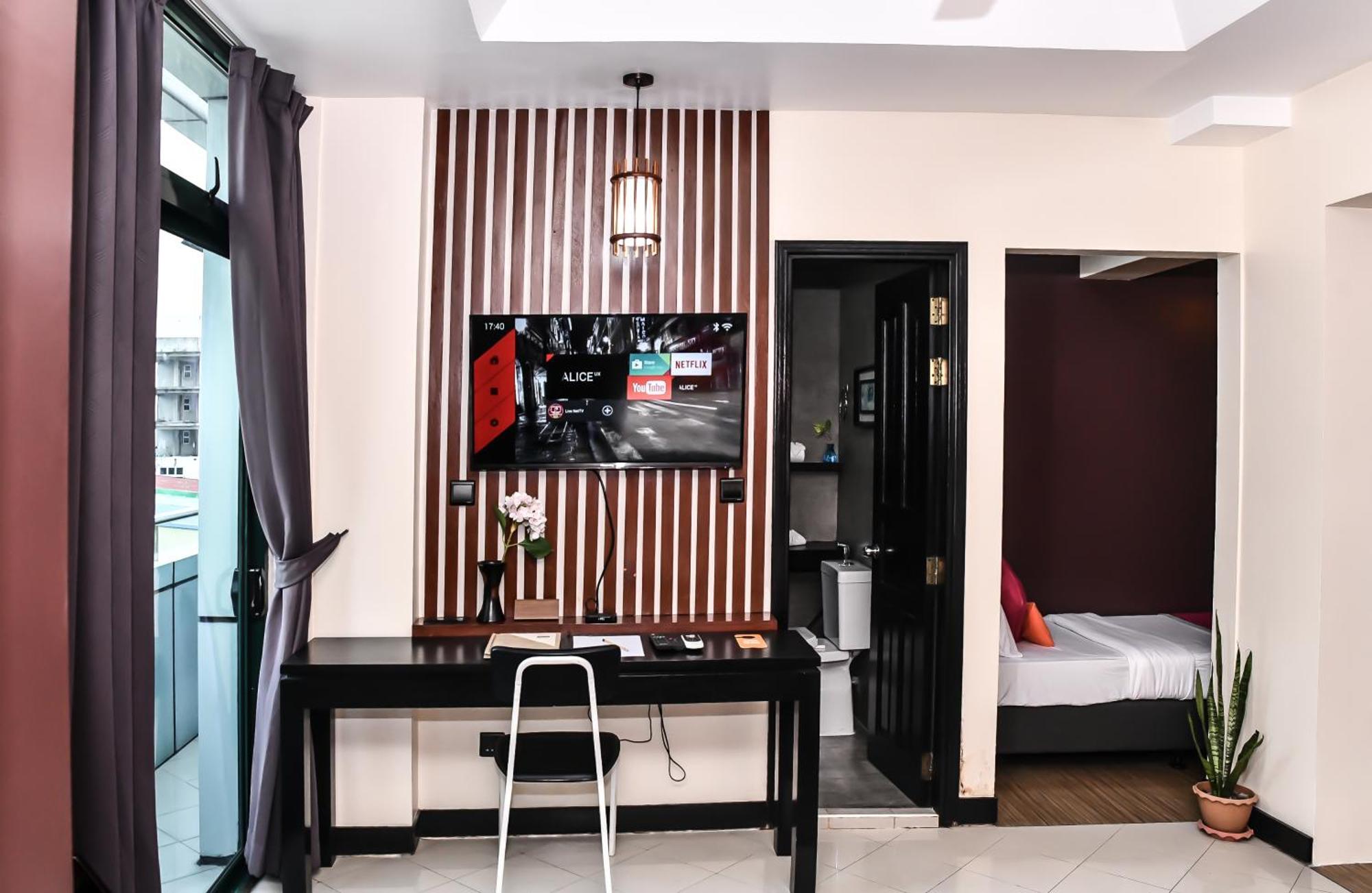 Deluxe Room Return Airport Transfer on Food & Beverage