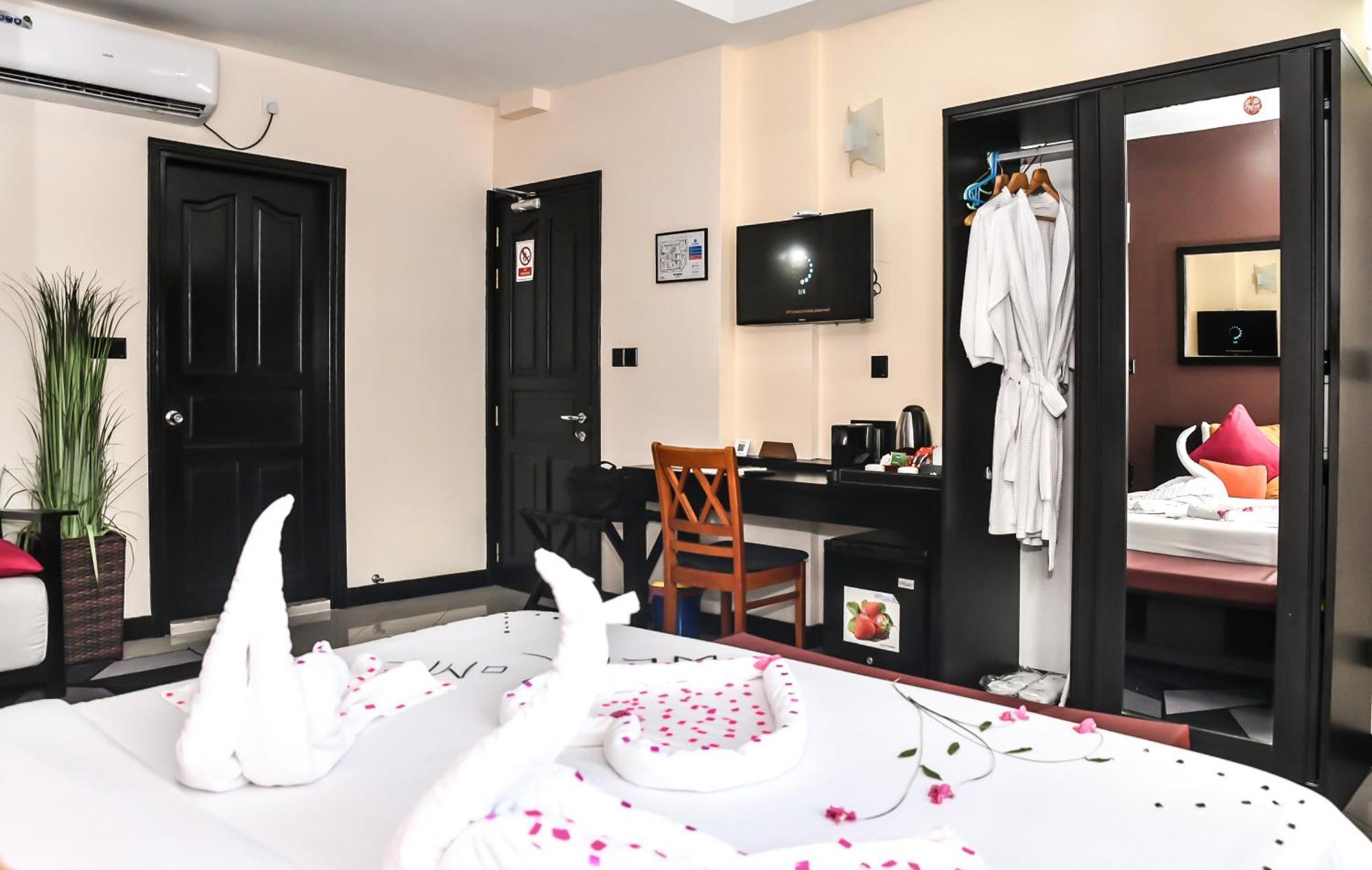 Deluxe Room Return Airport Transfer on Food & Beverage