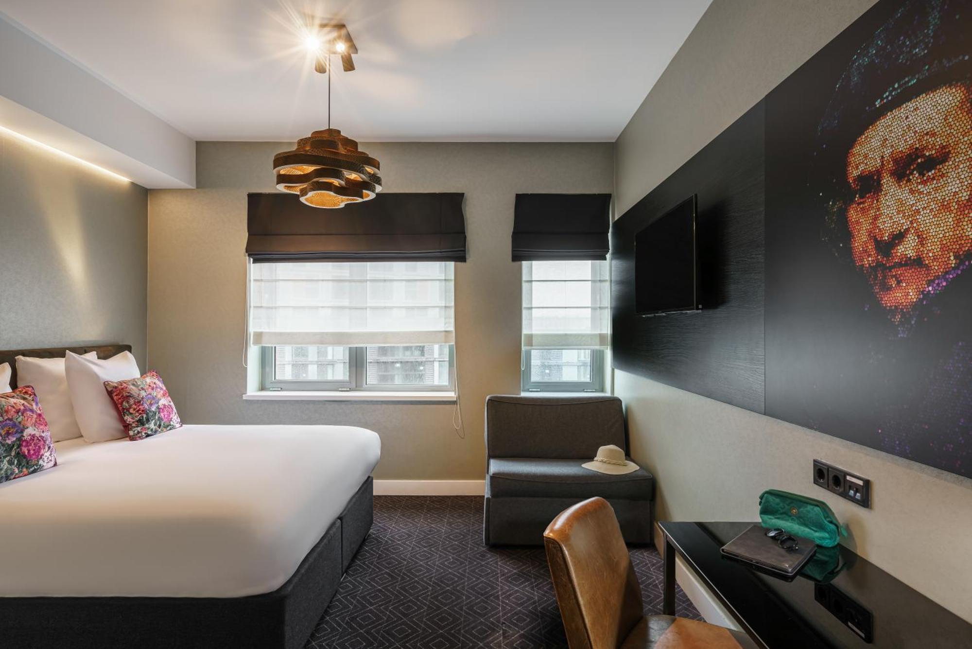 Quarto Família Clássico com Cama de Casal e Sofá-Cama