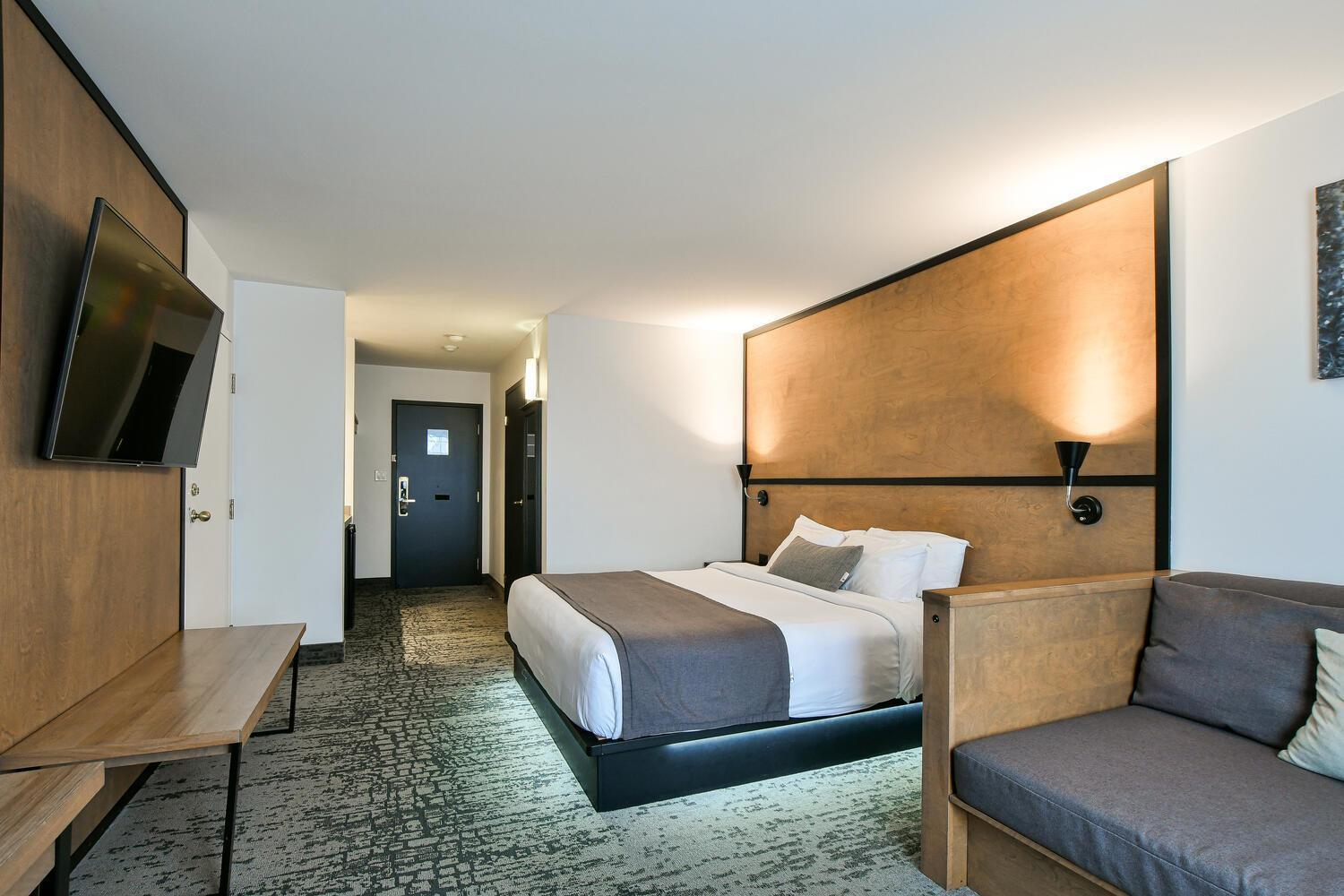 Chambre Lit King-Size avec Douche Accessible en Fauteuil Roulant - Adaptée aux Personnes à Mobilité Réduite