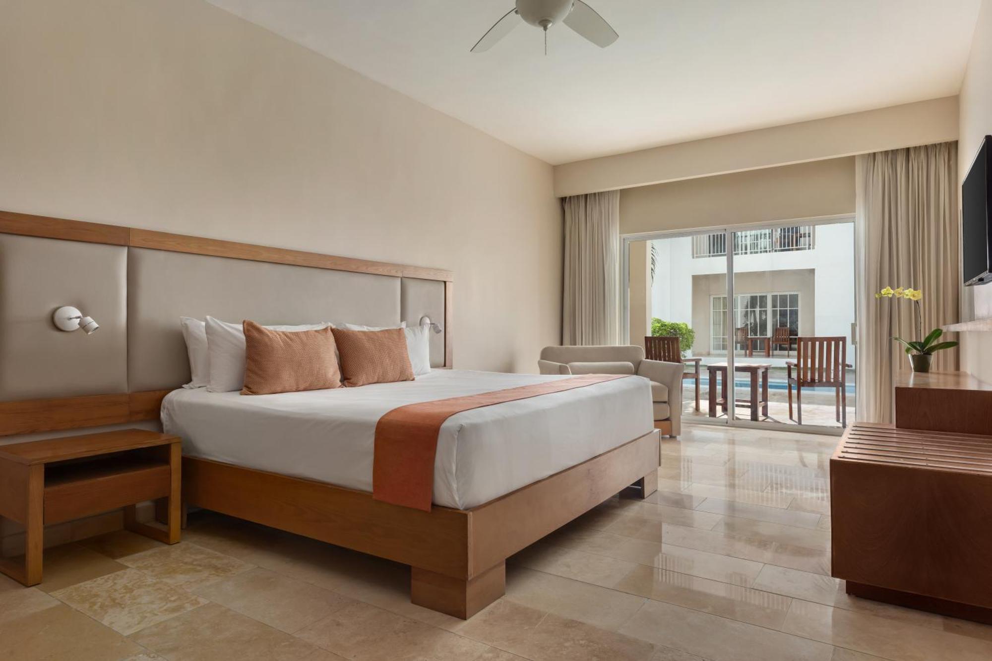Deluxe Kamer met Kingsize Bed en Uitzicht op het Zwembad