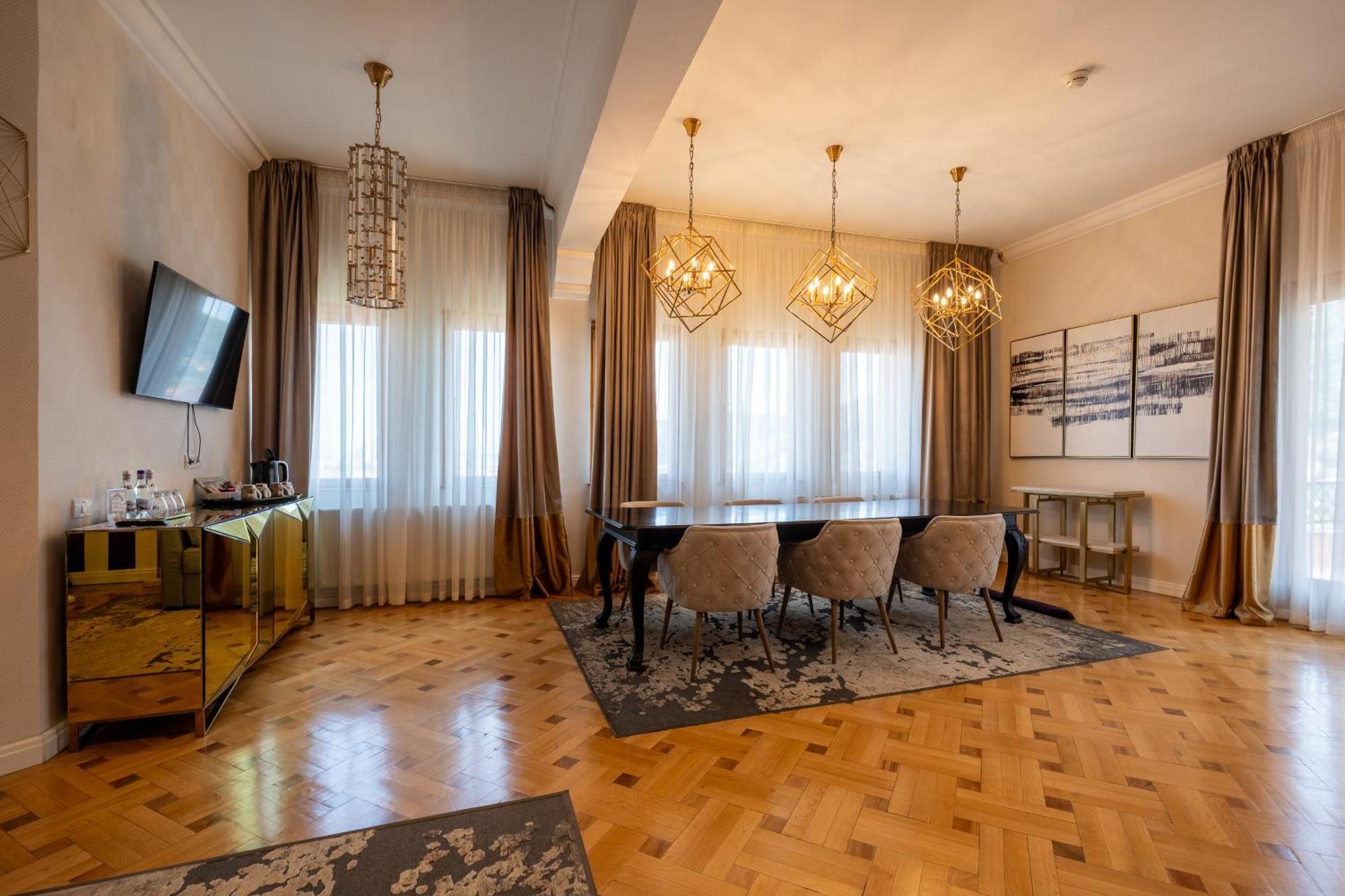 Deluxe Suite upper floors no elevator