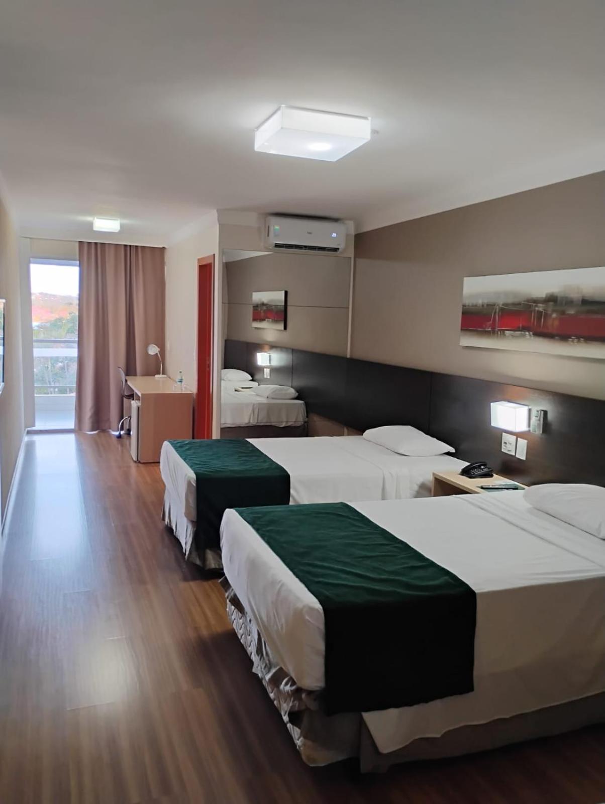 Quarto Luxo com 2 Camas de Solteiro