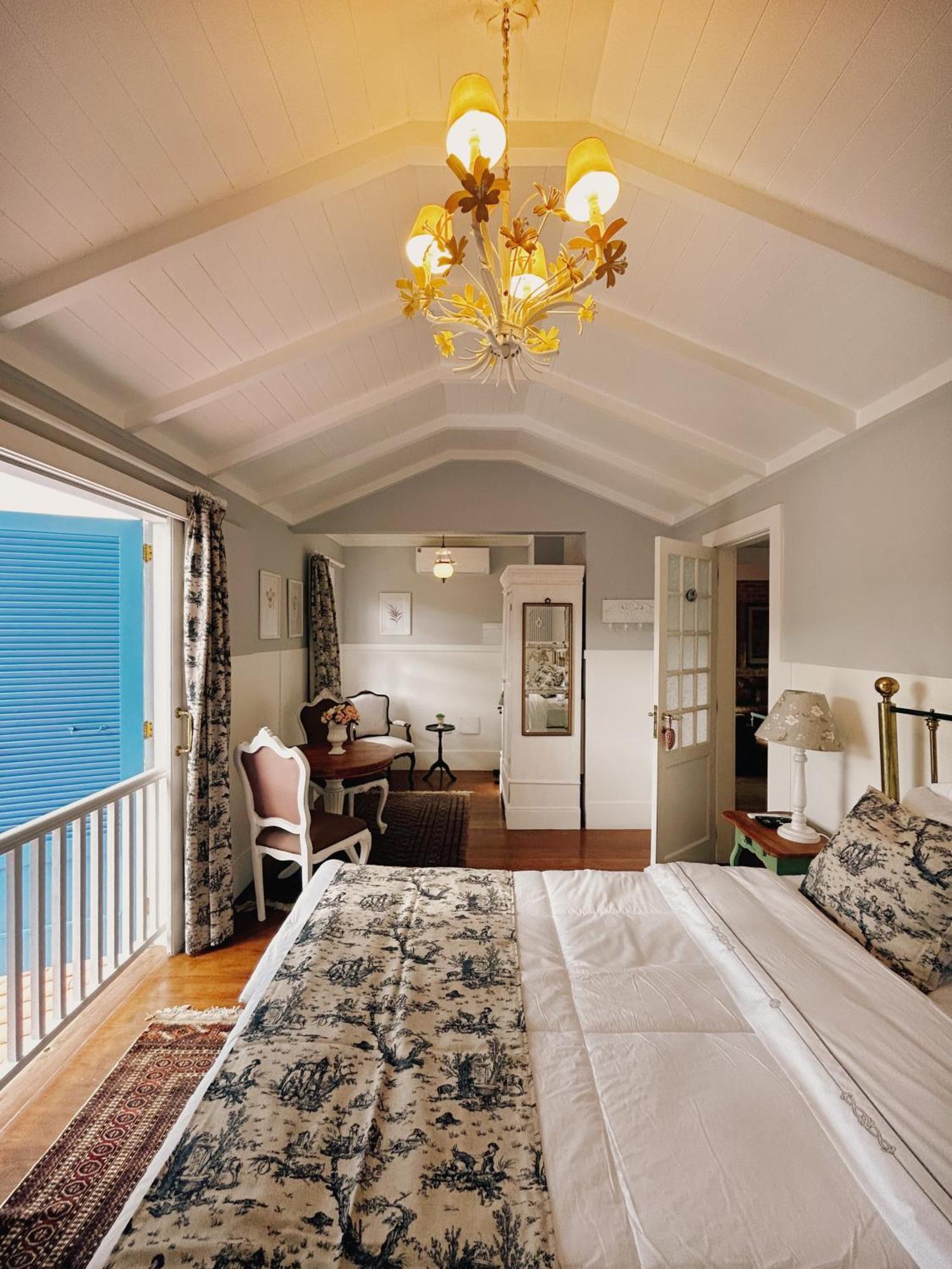 Deluxe Queen Suite