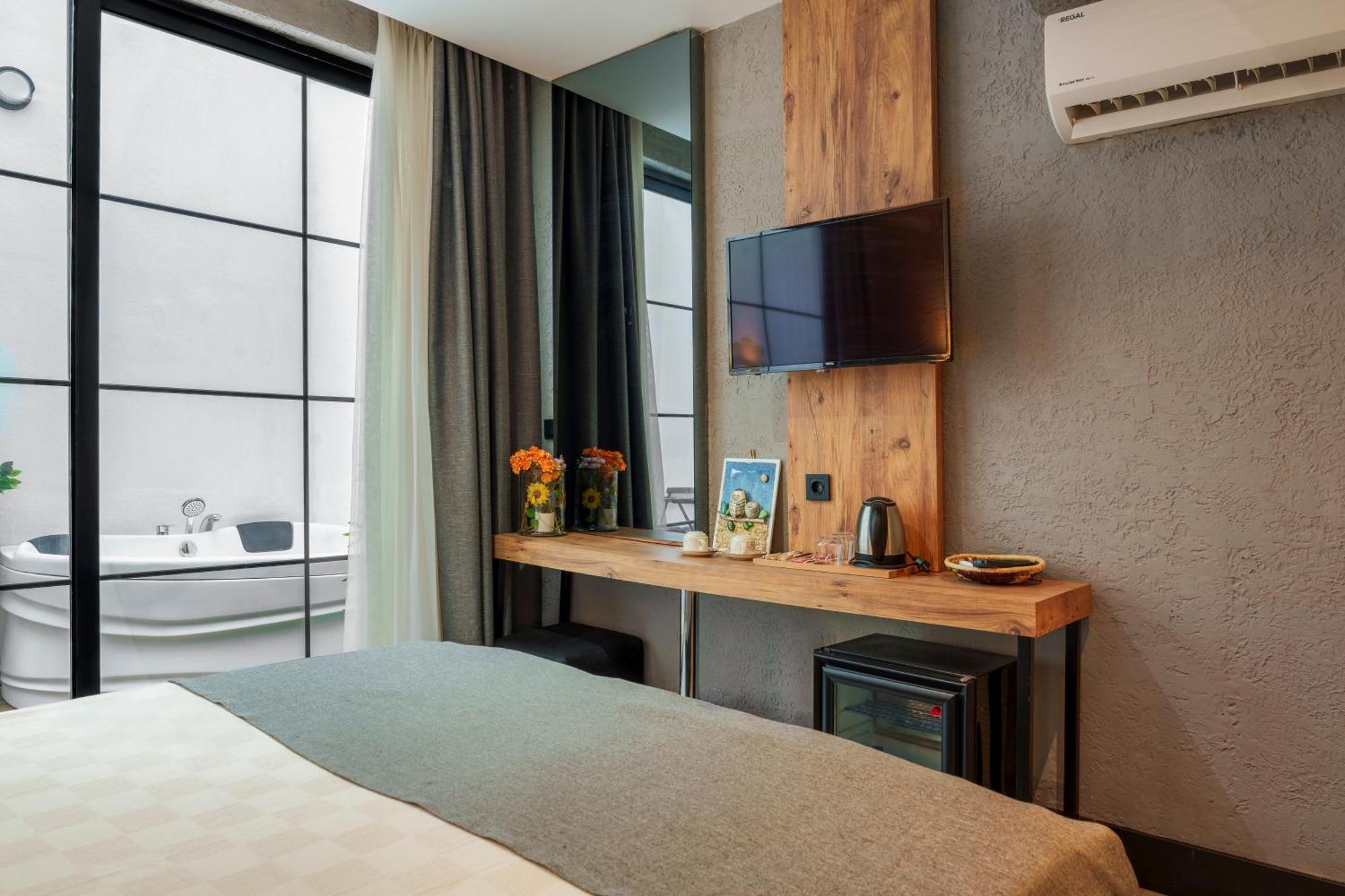 Suite with Hot Tub,1698568831:JPEG