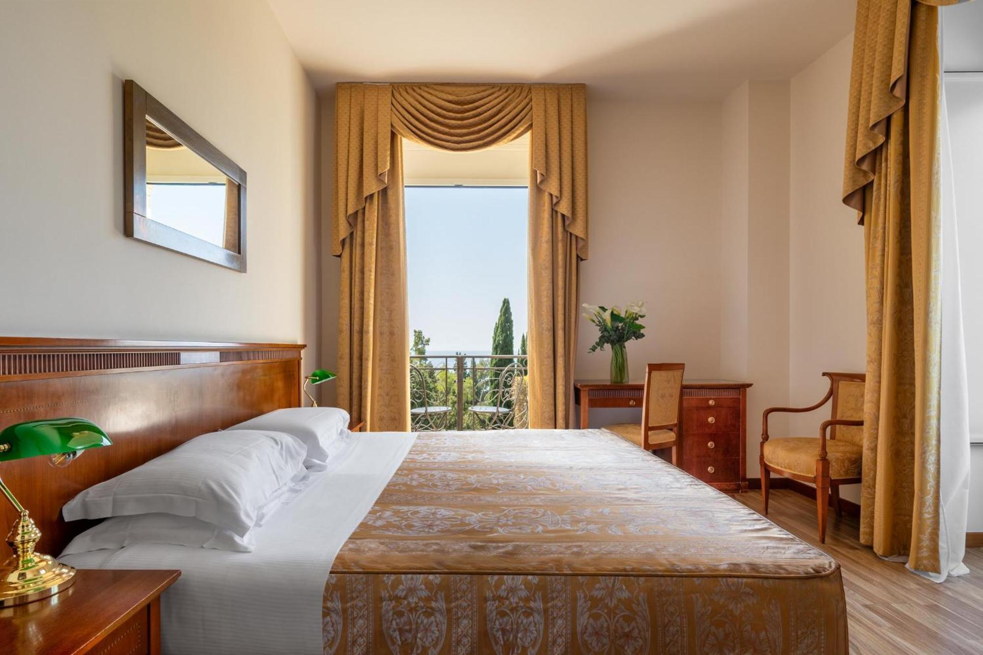 Double or Twin Room with Sea View
