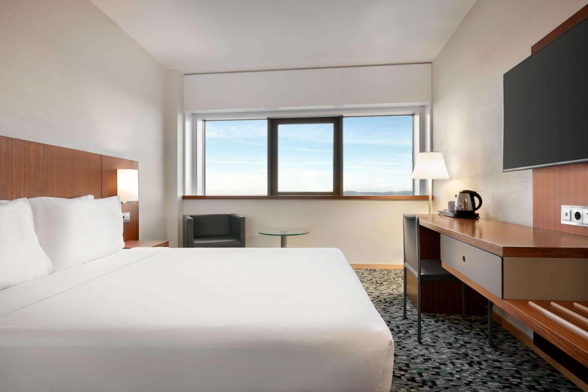 Superior Queen Room One Queen Bed River View Non-Smoking,1706660742:JPEG