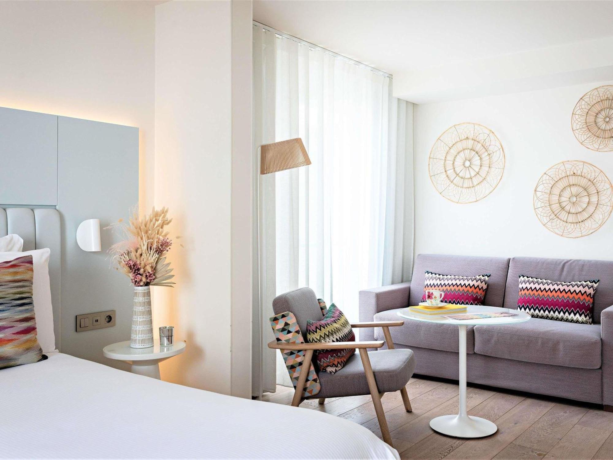 Junior Suite King or Twin Beds Convertible Sofa,1716978289:JPEG