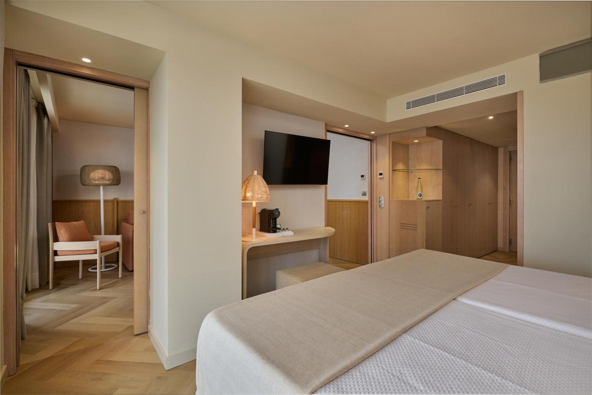 Suite Pool View