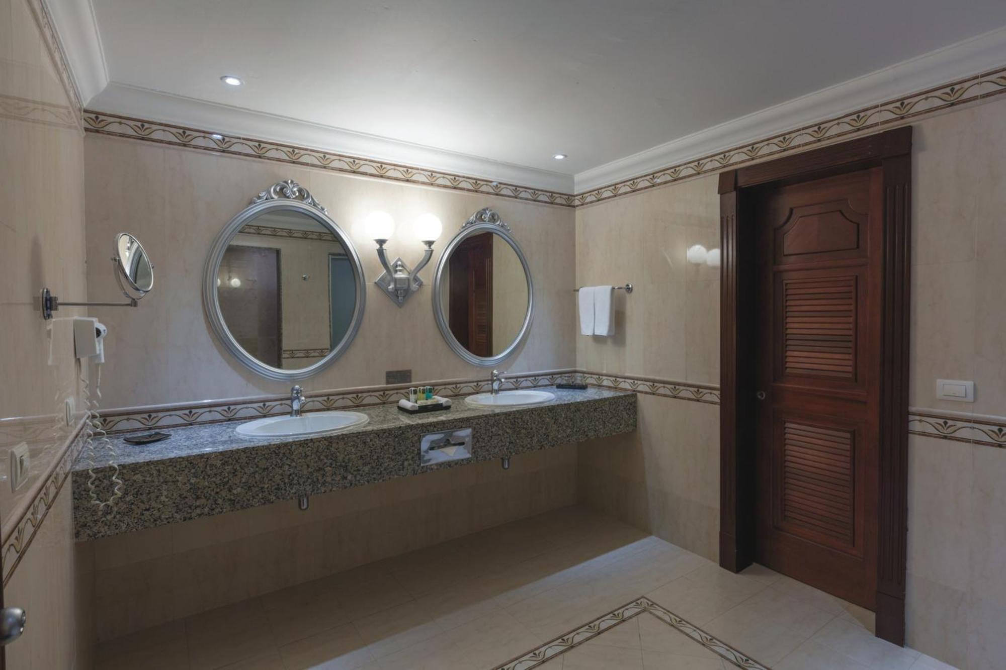 Suite com Banheira de Hidromassagem e Vista do Oceano