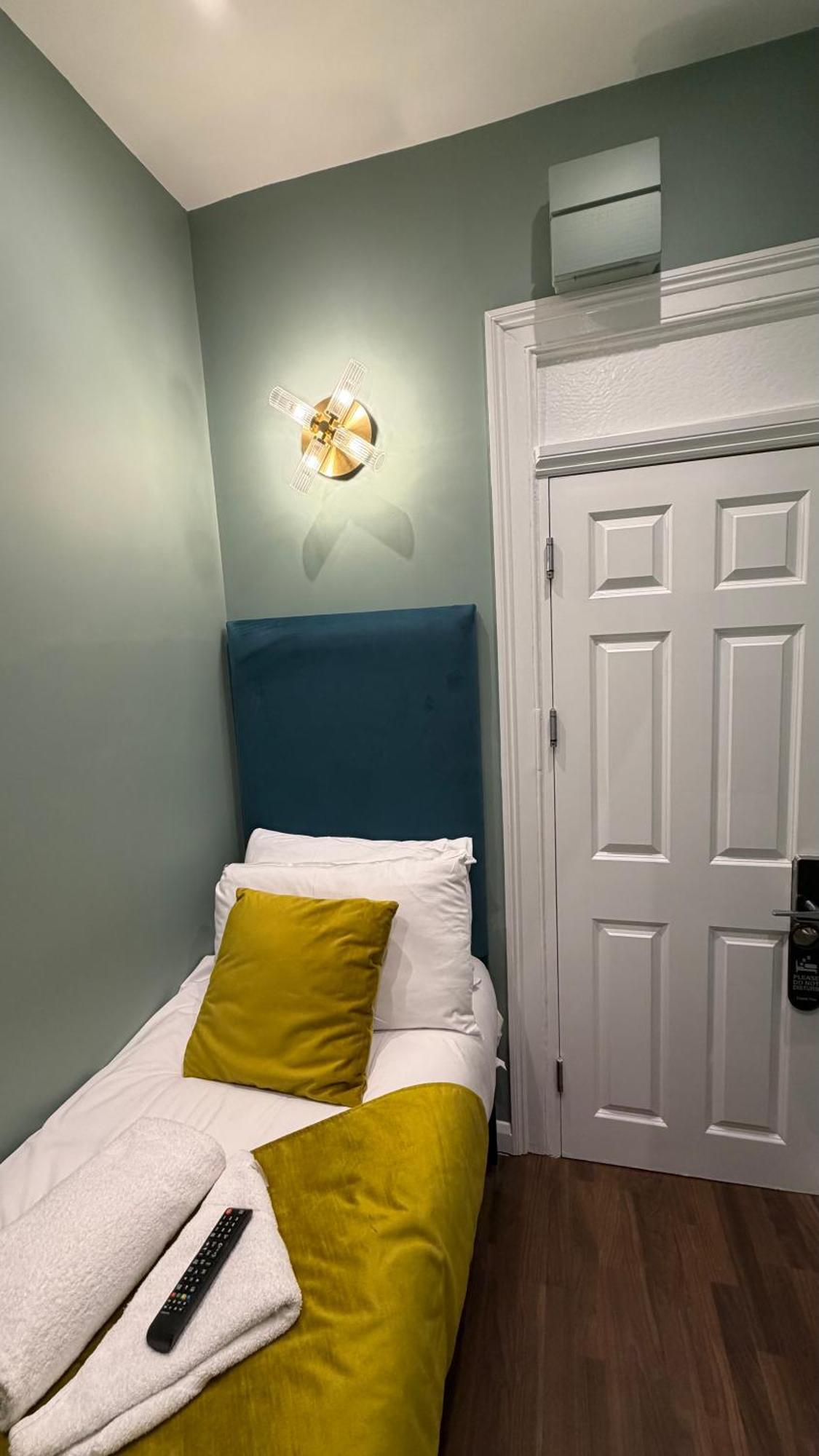 Small Single Room,1742603411:JPEG