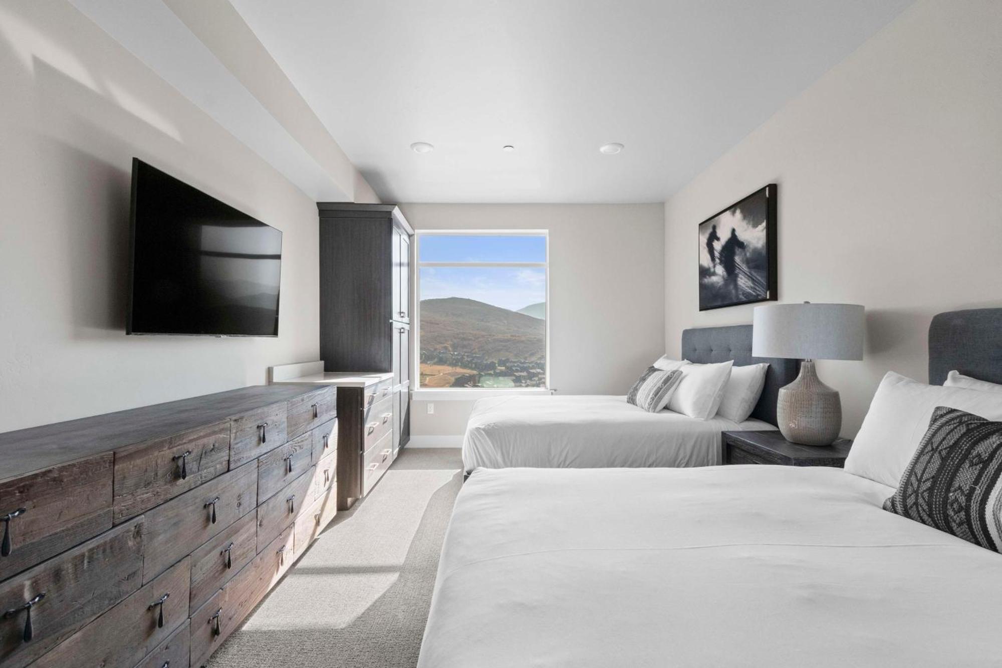 Two-Bedroom Mountain View Suite - 2 Queens, 1 King, Sofa Sleeper,1743372107:JPEG