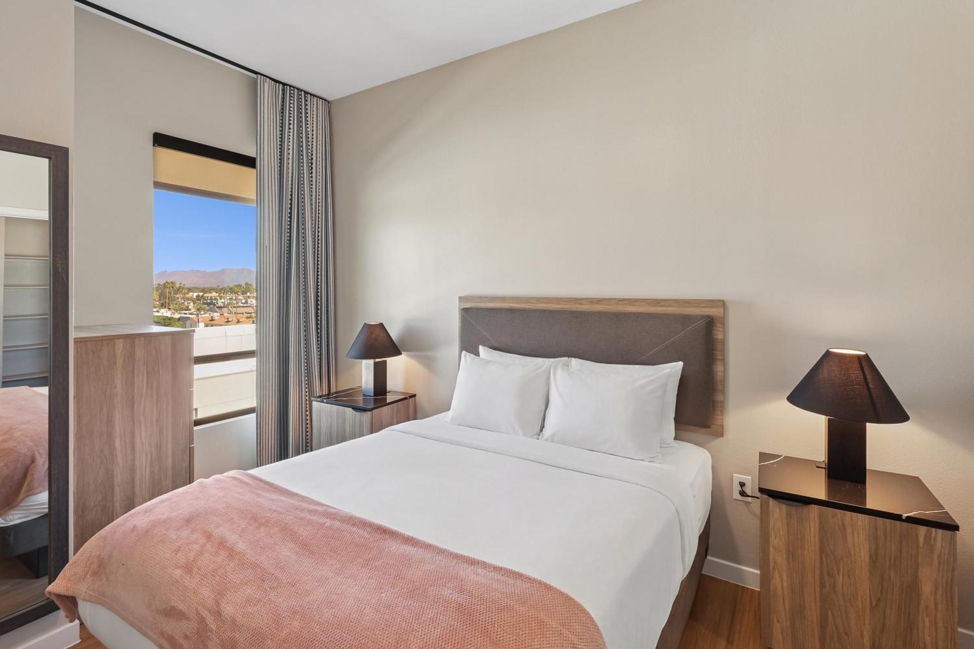 Designer Furnished 1 Bedroom King Apt in Old Town