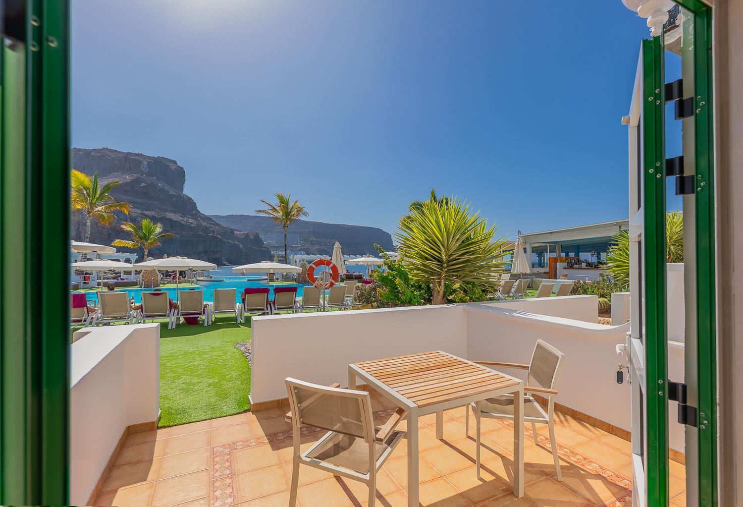 Habitación Doble con terraza y vistas a la piscina