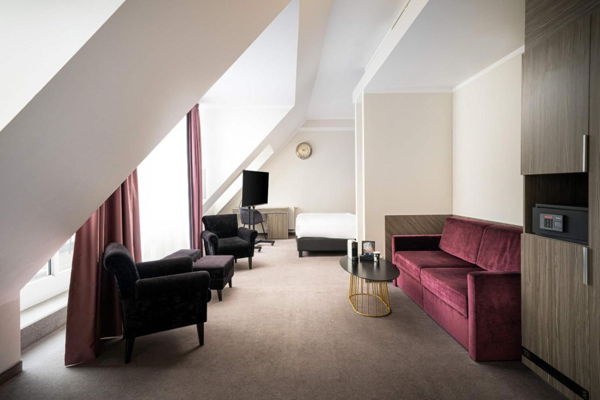 Family Room,1758345317:JPEG