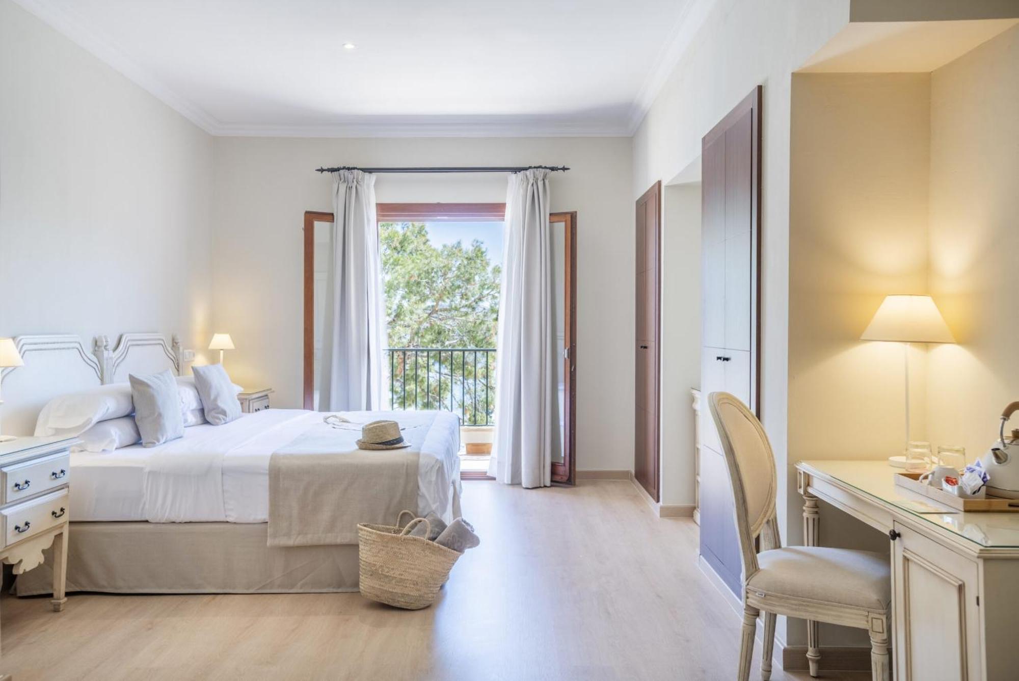 Superior Double or Twin Room Seafront View Balcony