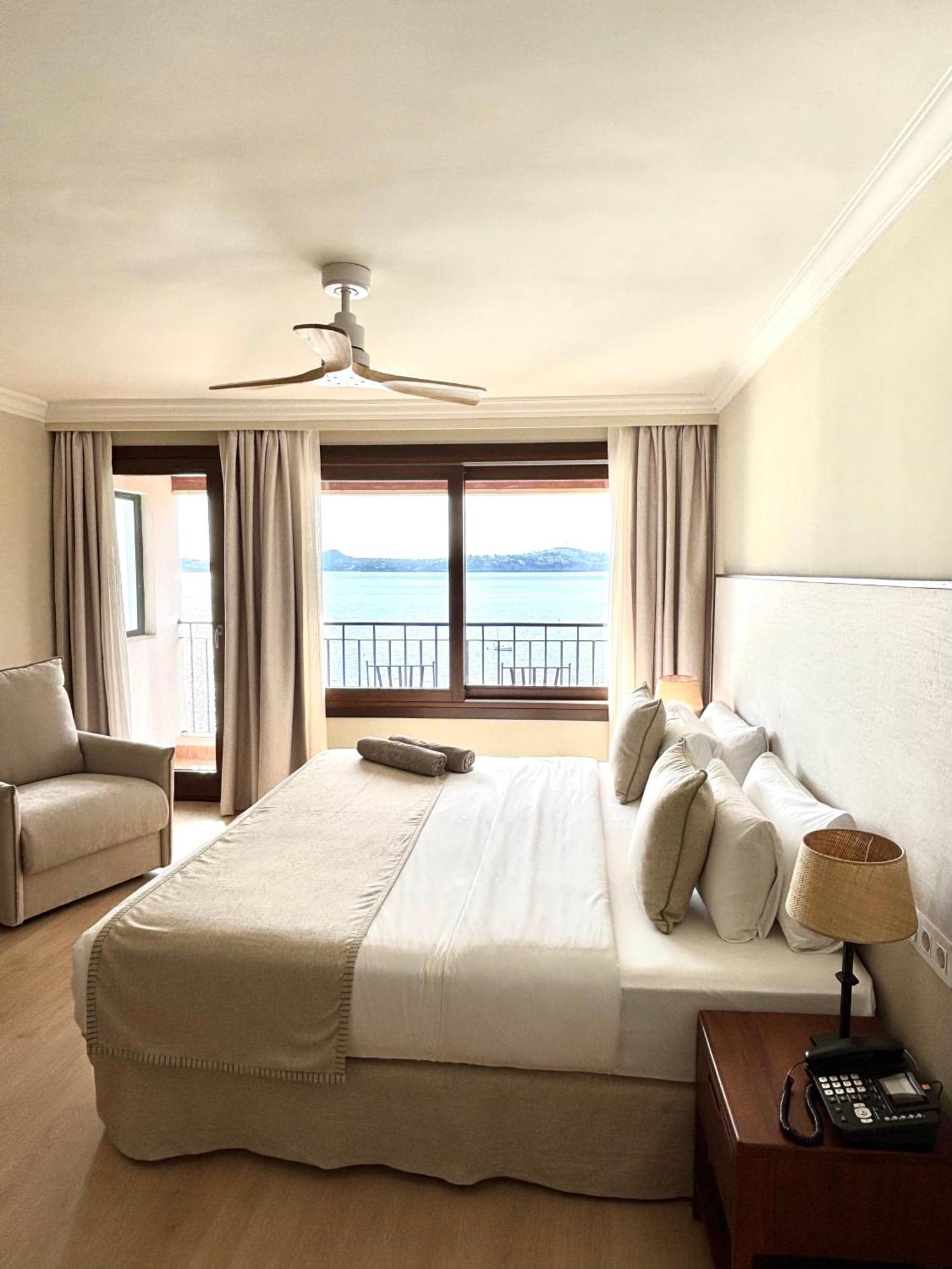 Superior Double or Twin Room Seafront View Balcony