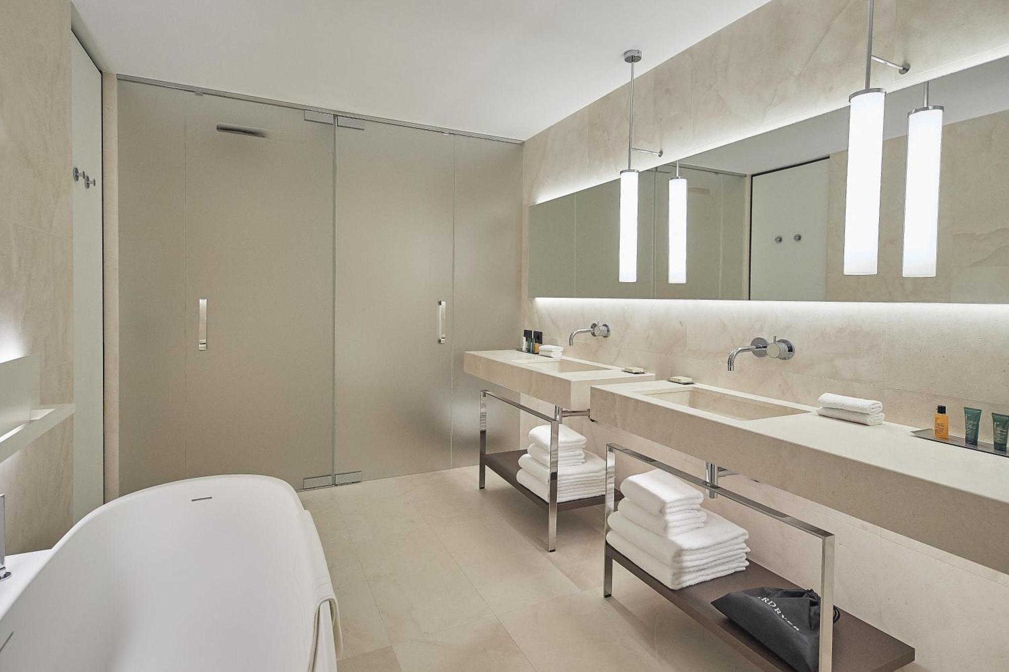 Premium King Room Lake View,1769918697:JPEG