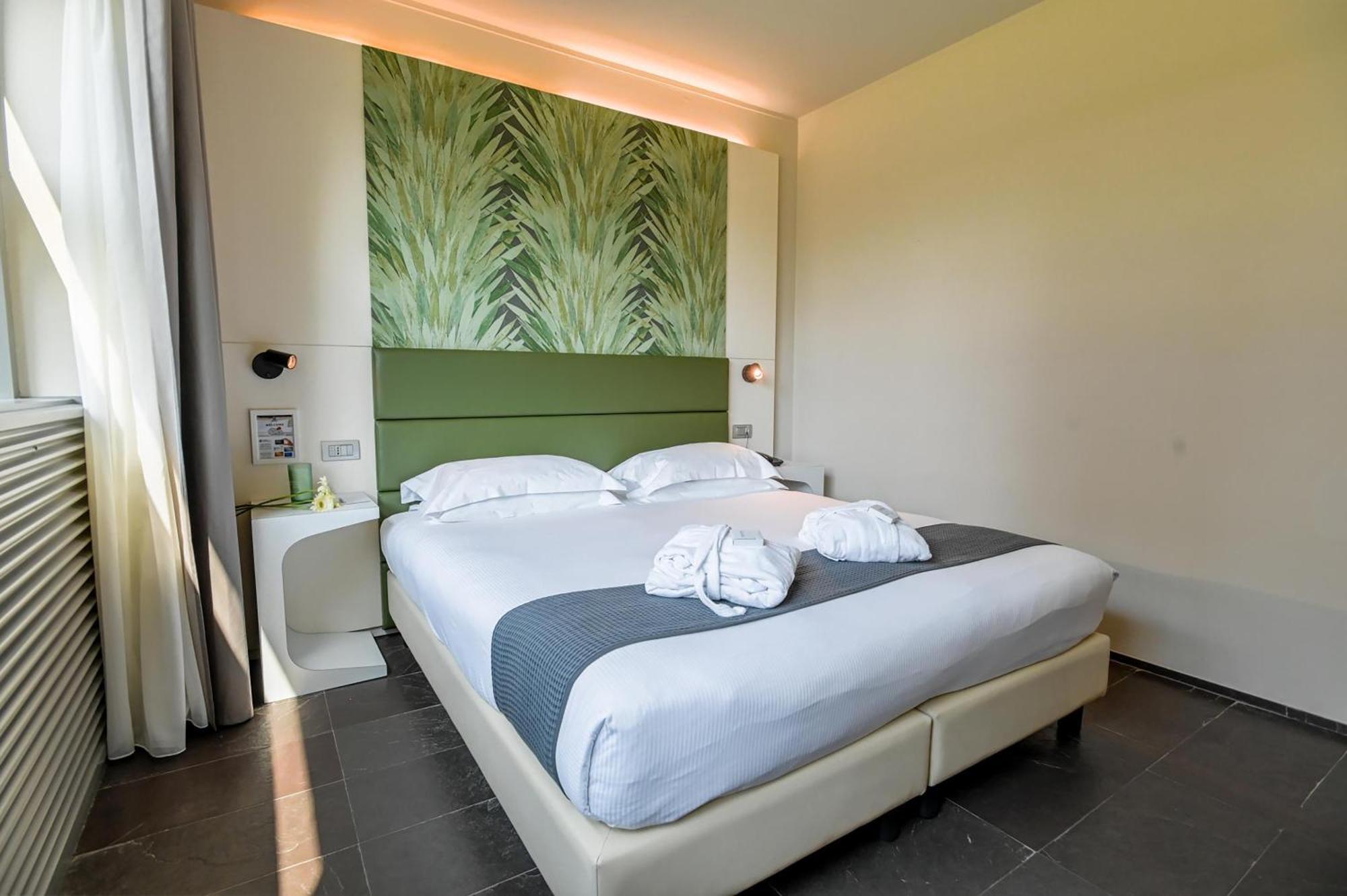 Standard Queen Room Single Bed Non-Smoking
