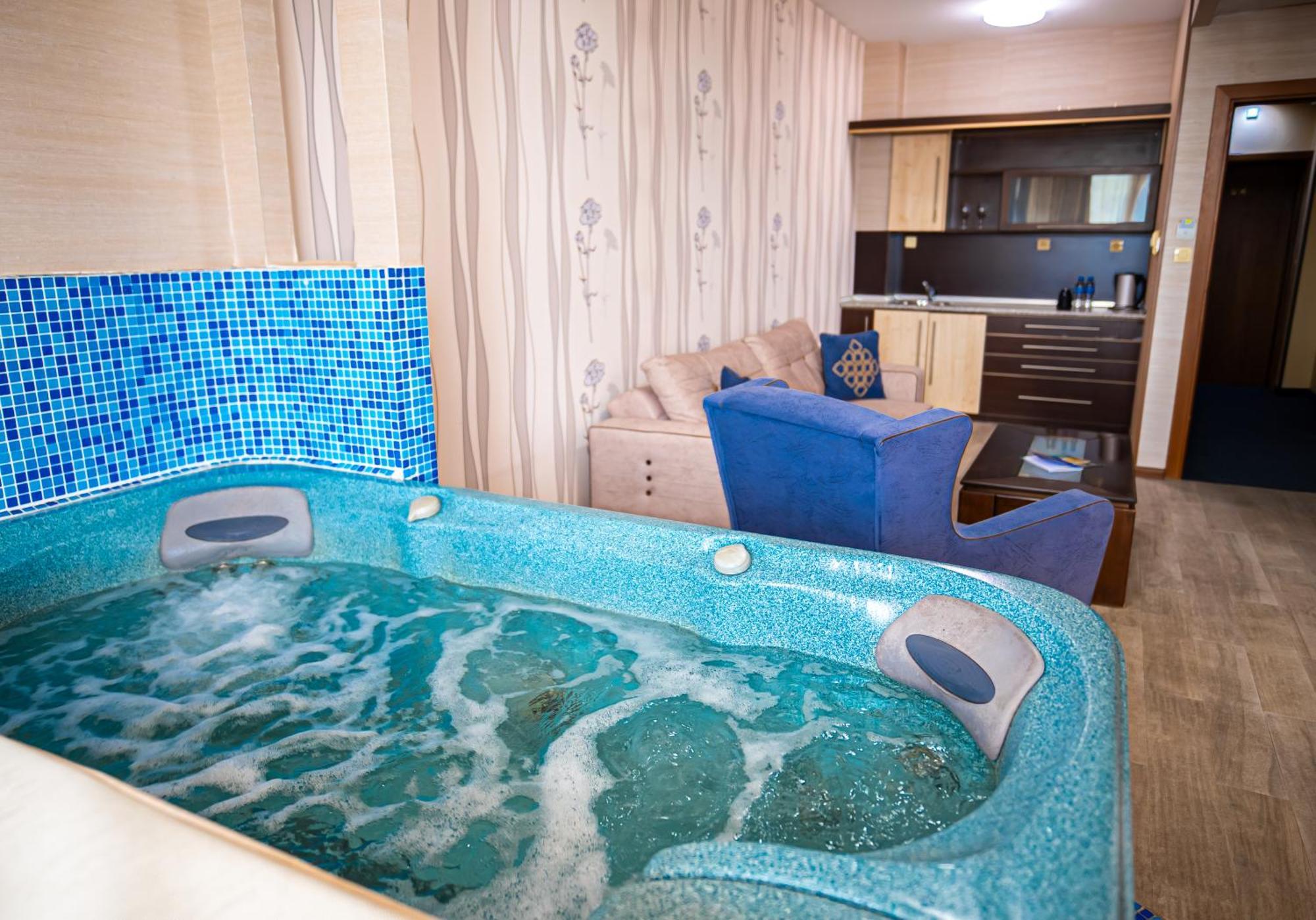 Suite Sauna Hot Tub Jacuzzi,1770877190:JPEG