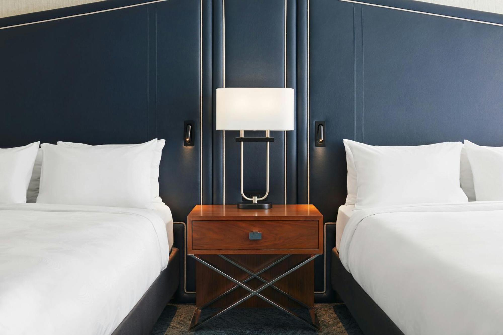 Quarto Queen com 2 Camas Queen-size e Vista da Cidade - Andar Alto