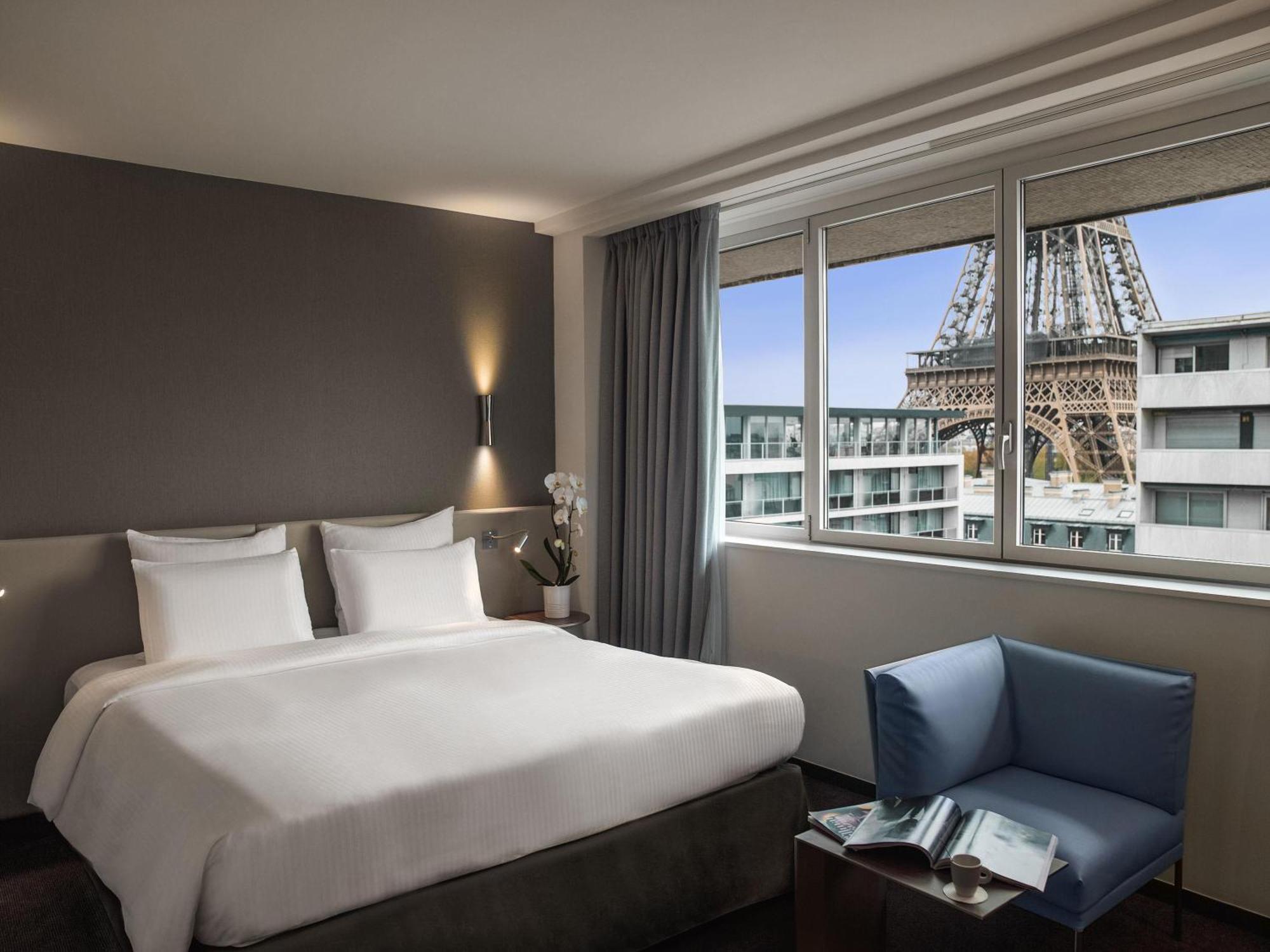 Superior King Room Eiffel Tower View