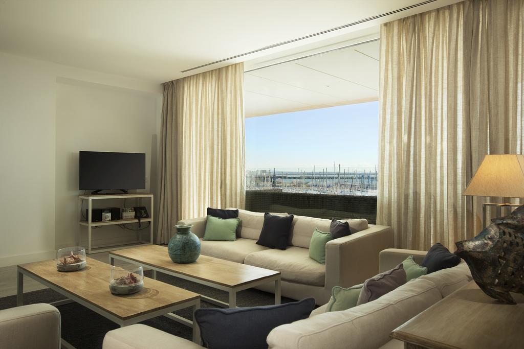 Deluxe Three-Bedroom Apartment,186589869:JPEG