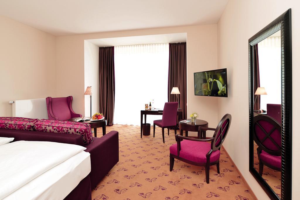 Deluxe Double Room with Balcony,215214926:JPEG