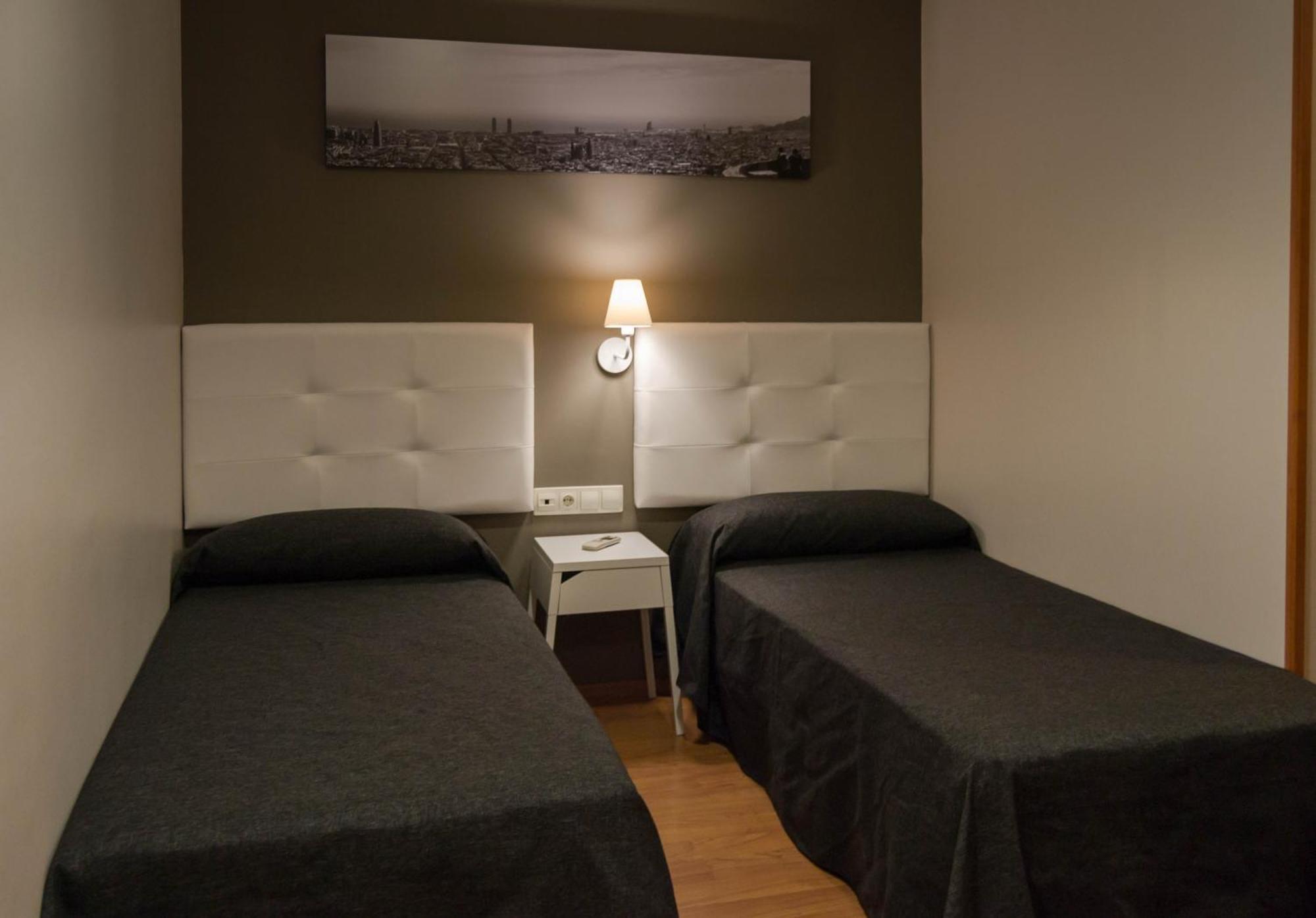 Quarto Standard com 2 Camas de Solteiro e Sofá