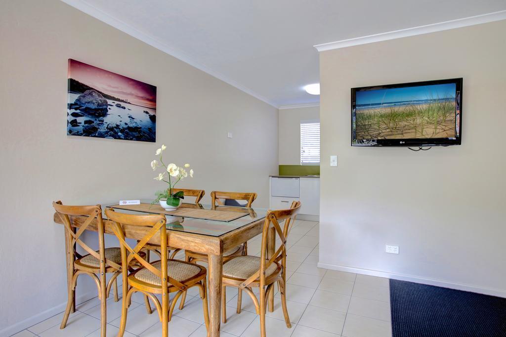 Two-Bedroom Apartment with 1 Queen Bed and 2 Single Beds