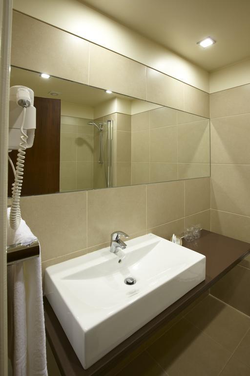 Executive Suite,705436429:JPEG