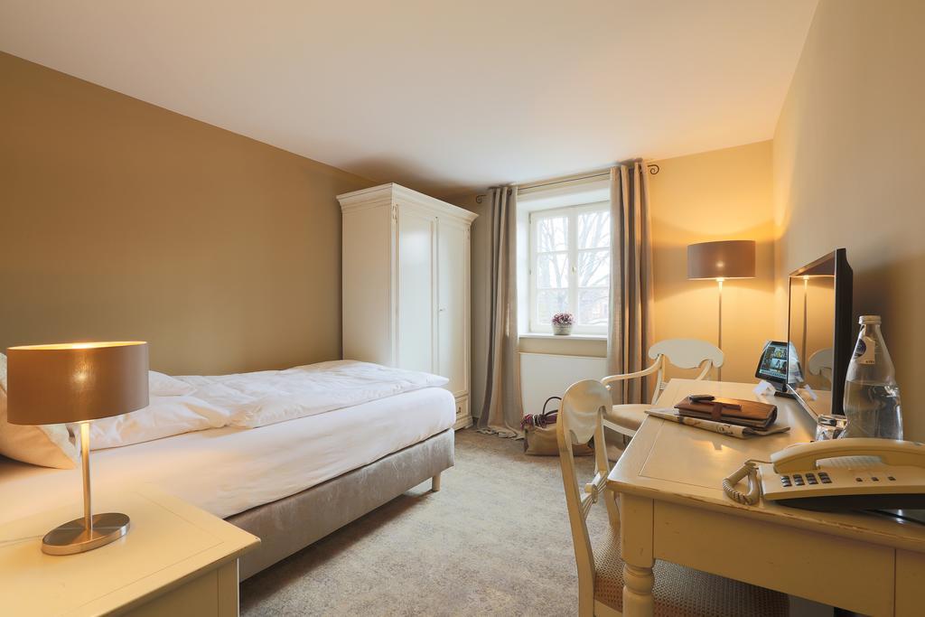 Single Room,382698400:JPEG