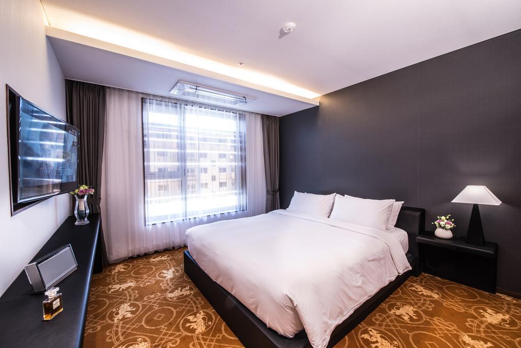 Suite Double Bed,405426594:JPEG