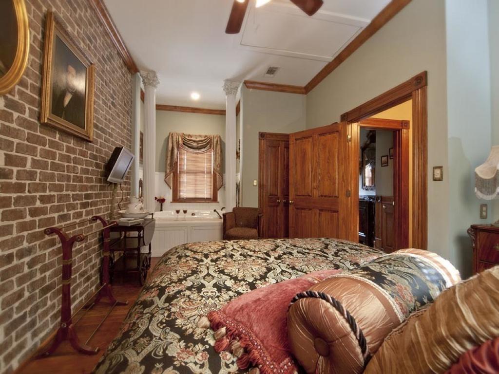 Carriage House Queen Room 6,1025773240:JPEG