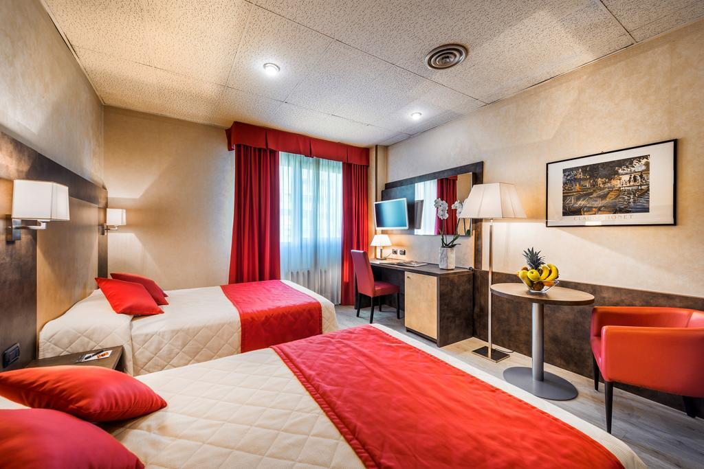 Quarto Duplo Deluxe com 2 Camas de Casal